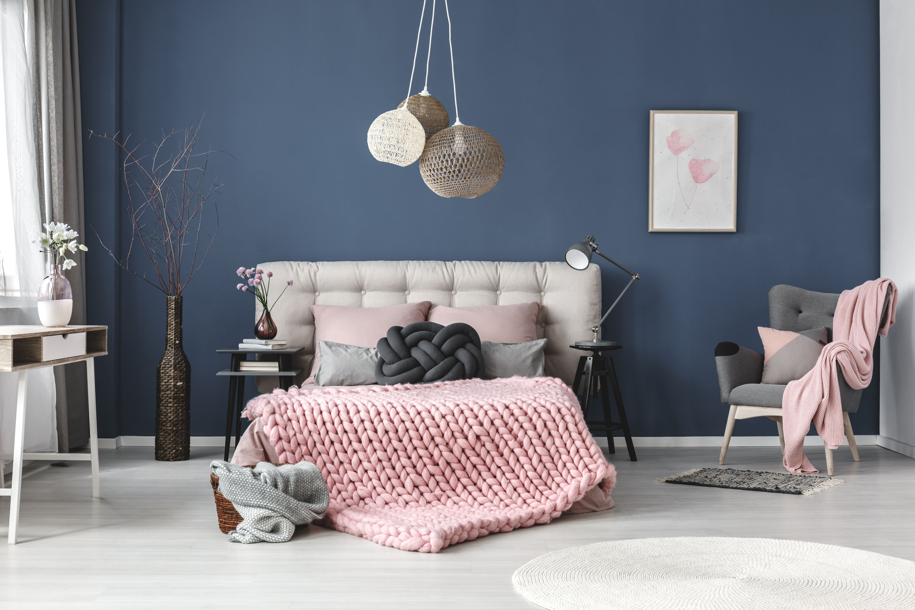 mur bleu et linge de lit rose pastel 85534385_xl